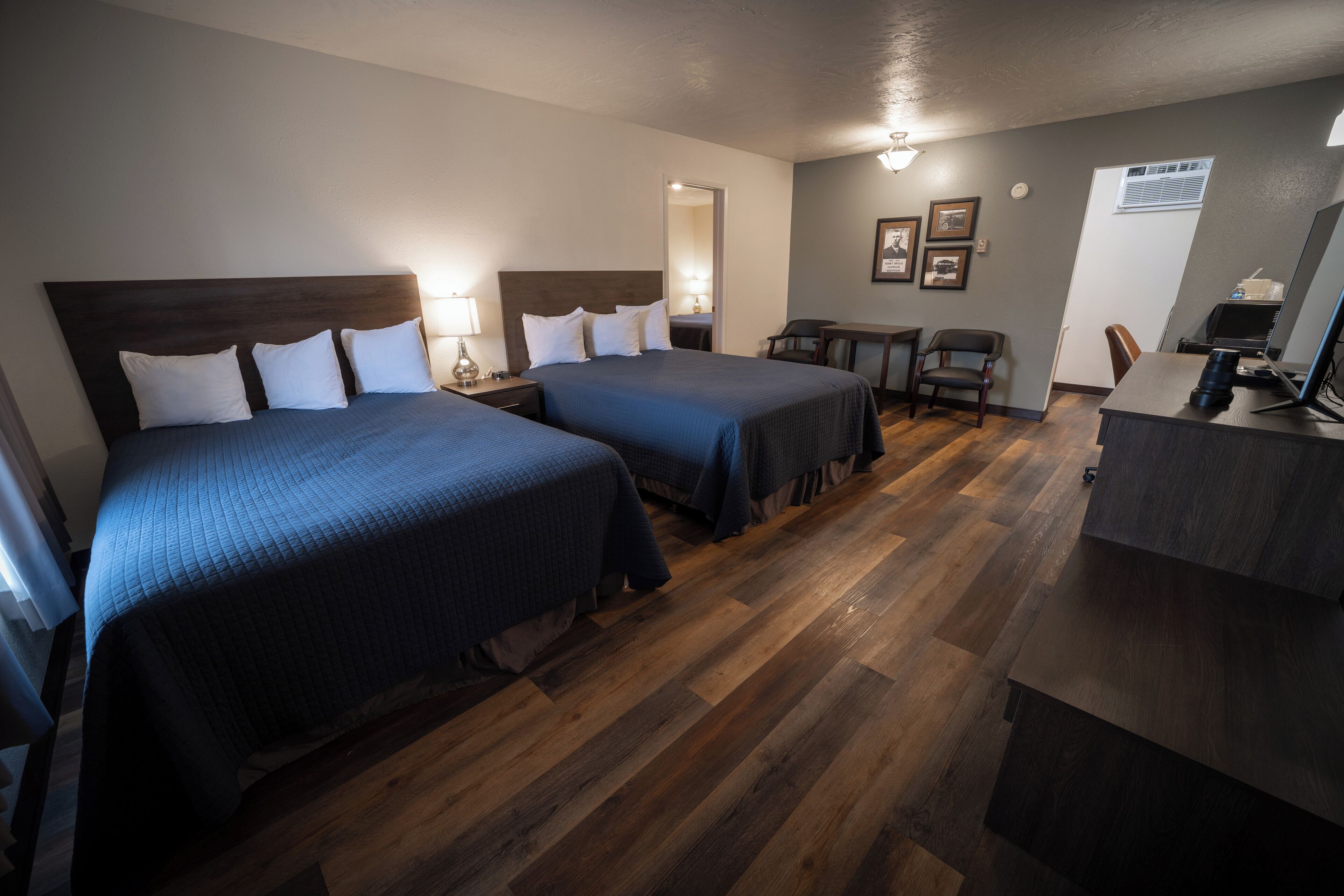 Escritorio, espacio para trabajar con laptop, cortinas blackout y cunas 