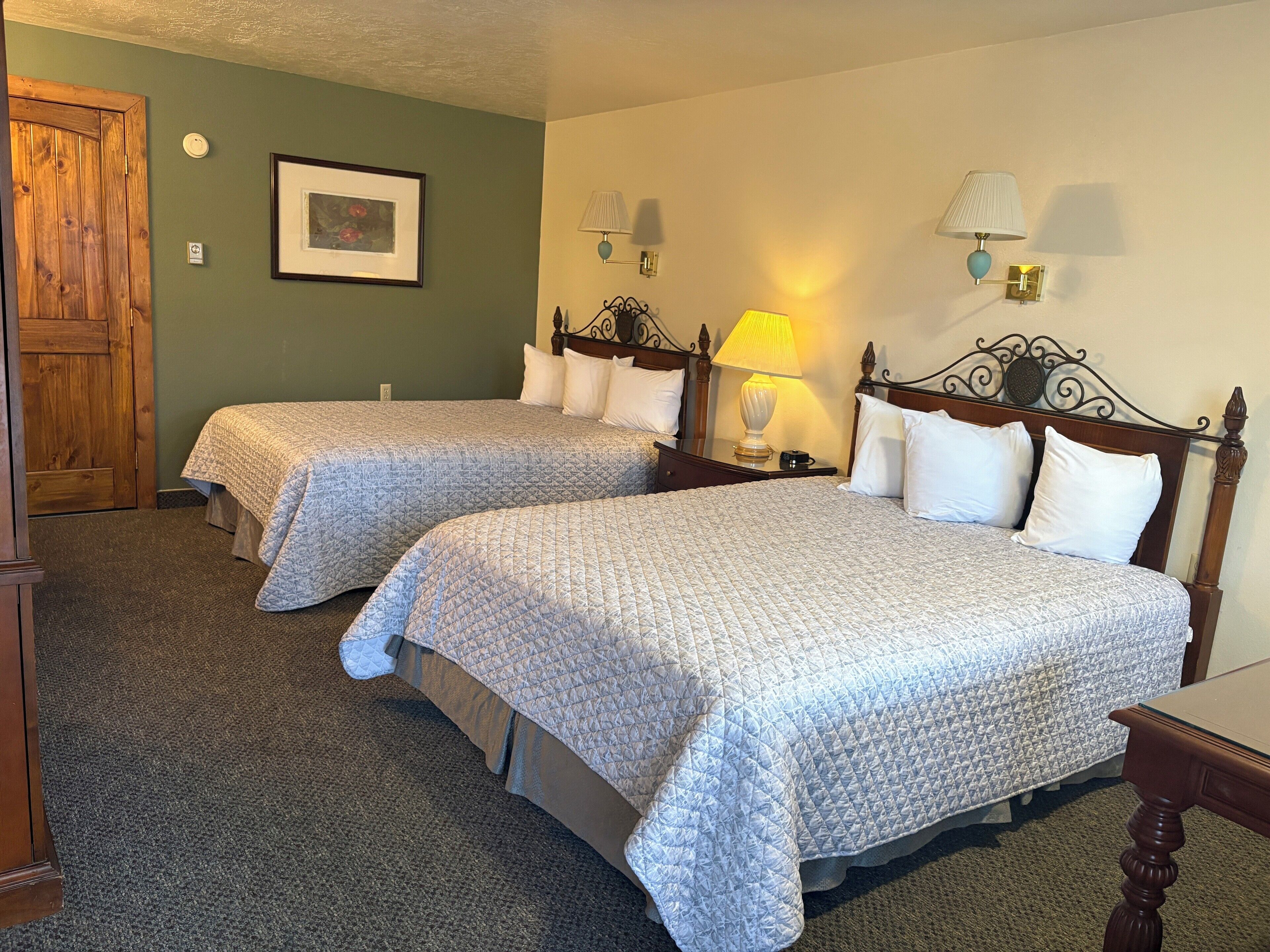 Escritorio, espacio para trabajar con laptop, cortinas blackout y cunas 