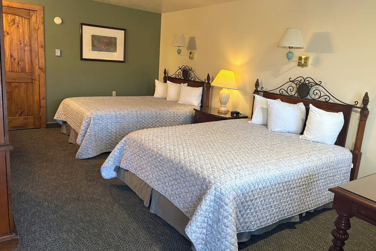 Escritorio, espacio para trabajar con laptop, cortinas blackout y cunas