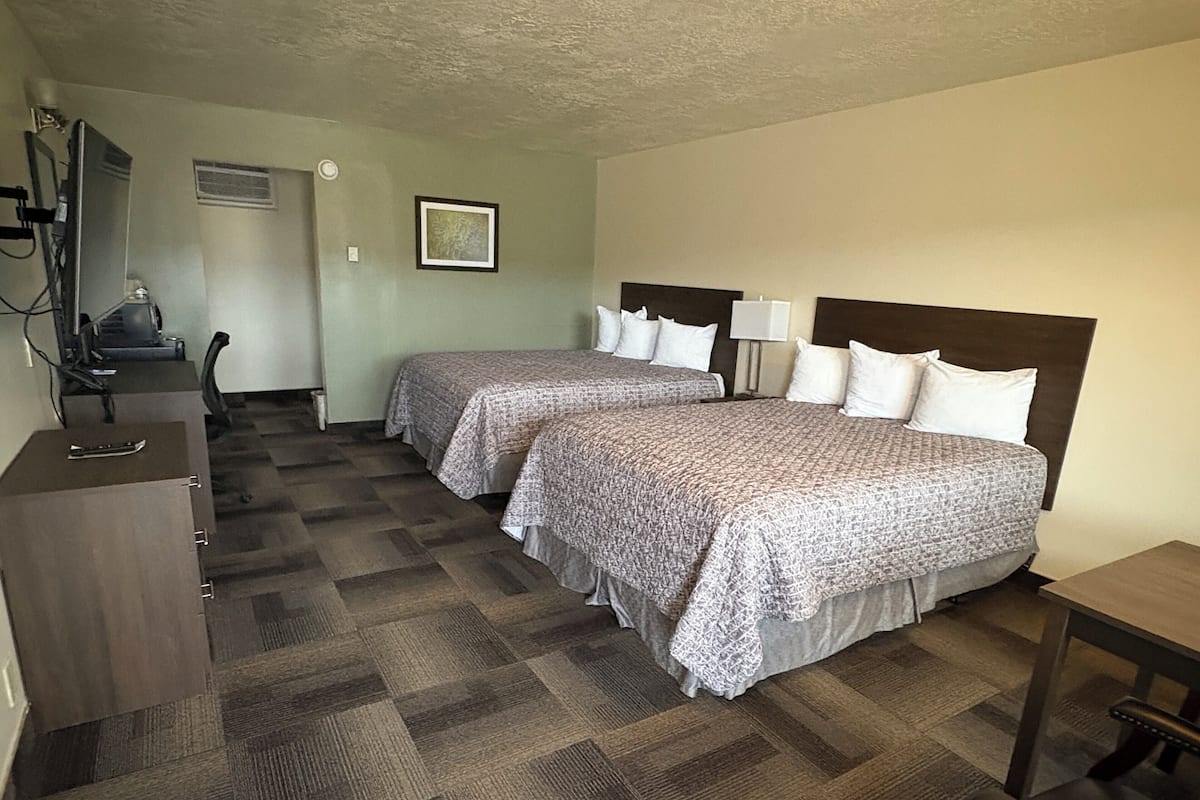 Escritorio, espacio para trabajar con laptop, cortinas blackout y cunas