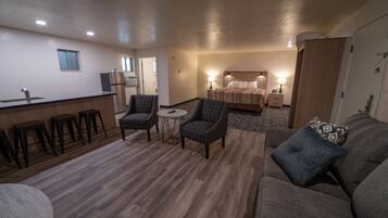 Family Studio Suite, 1 Katil Raja (King) dengan Katil Sofa | Meja, ruang kerja komputer riba, langsir/tirai gelap terus