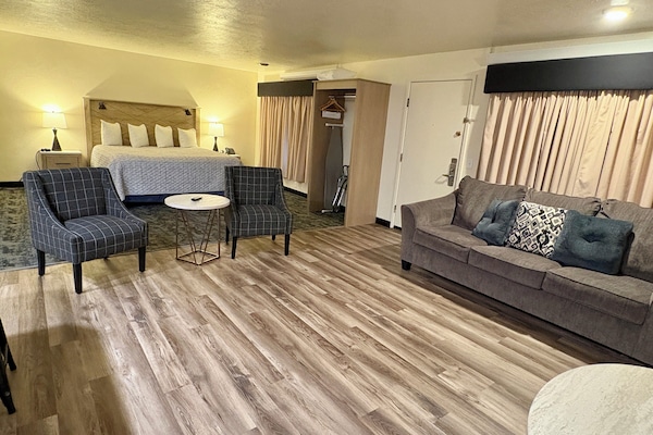 Familie-studiosuite, 1 kingsize-seng med sovesofa | Skrivebord, skrivebord for bærbar PC, blendingsgardiner og barnesenger