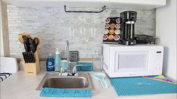 Een koelkast, een microgolfoven, een oven, een kookplaat