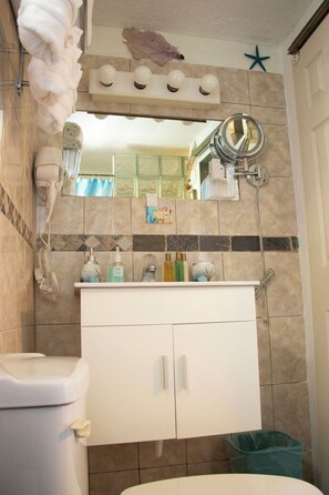 Dusche, Haartrockner, Handtücher, Seife
