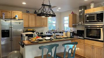 Refrigerador, cafetera y tetera y comedor