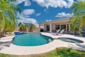 Large pool and spa!
Pool towels included with your stay.