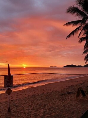 Beach nearby - Serenity at Palm Cove steps from the beach. Paradise awaits .  (Cairns)