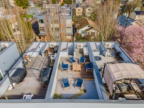Outdoor dining - *NEW* 2BR Modern & Spacious Townhouse Mins to DT Seattle & Airport (Seattle)