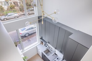 Interior - *NEW* 2BR Modern & Spacious Townhouse Mins to DT Seattle & Airport (Seattle)