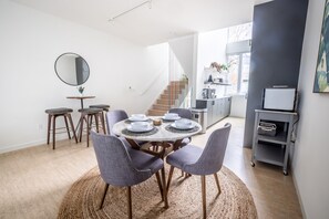 Dining - *NEW* 2BR Modern & Spacious Townhouse Mins to DT Seattle & Airport (Seattle)