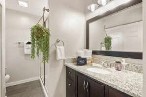 Shower, hair dryer, towels - •The Gem•Arcade•Covered Parking•Pets•Central! (Euless)