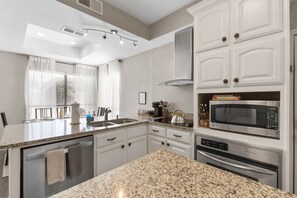 Køleskab, mikrobølgeovn, ovn, kogeplade