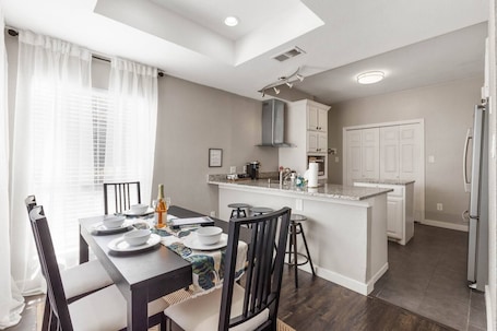 Dining. •The Gem•Arcade•Covered Parking•Pets•Central!