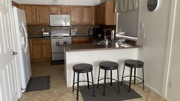 Refrigerador, microondas, horno, placa de cocina