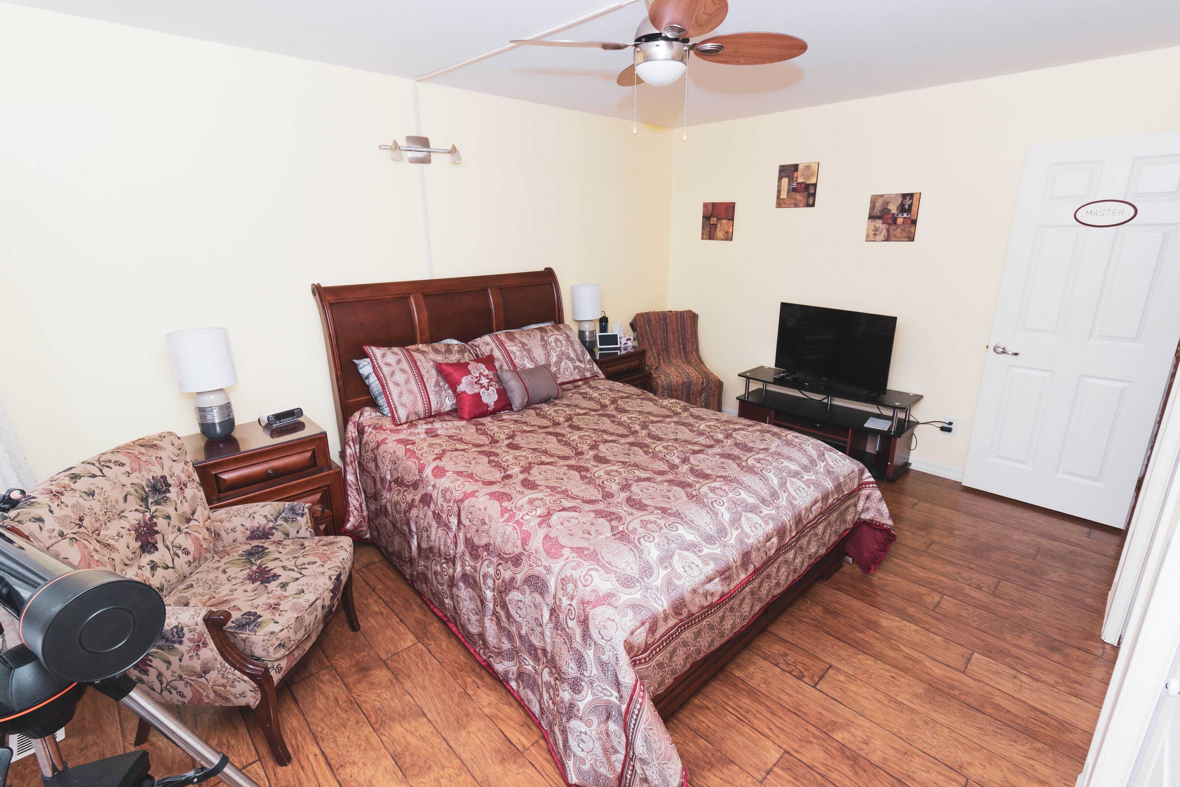 Enjoy our four season cottage with full amenities,on the beautiful Muskoka River