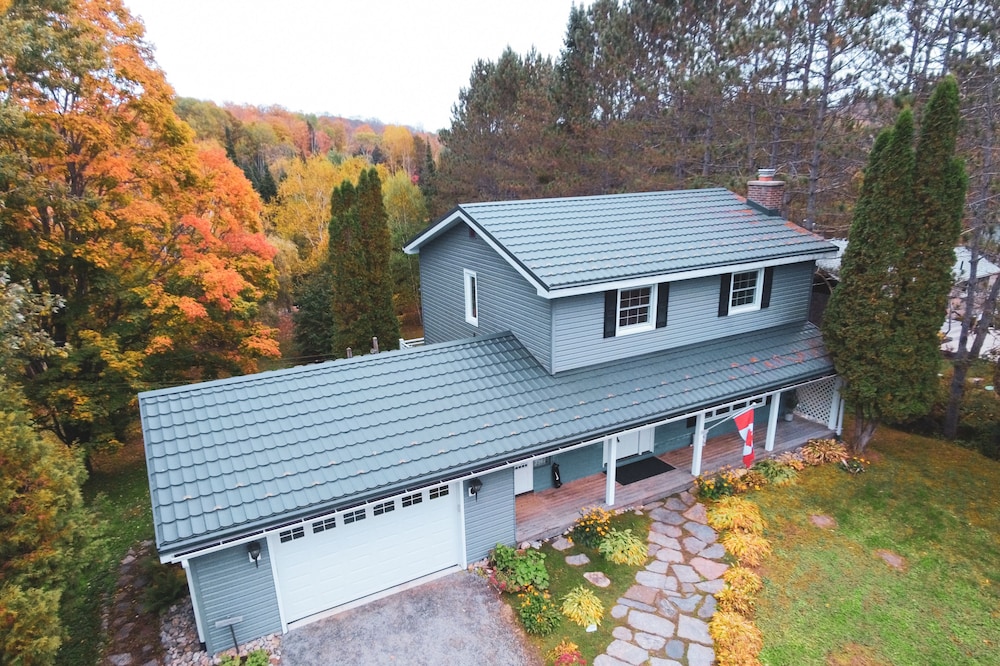 Enjoy our four season cottage with full amenities,on the beautiful Muskoka River