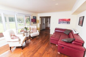 Smart TV, futbolito y tenis de mesa 