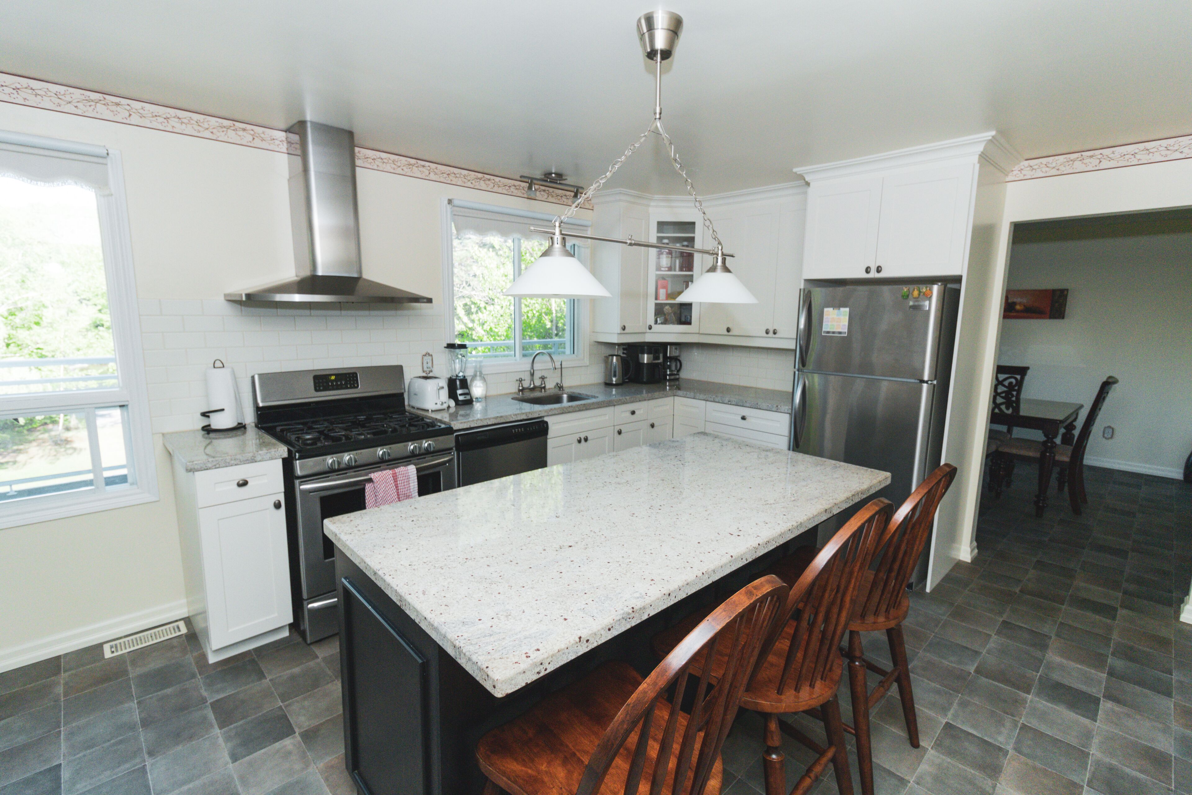 Enjoy our four season cottage with full amenities,on the beautiful Muskoka River