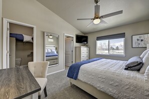 3 bedrooms, desk, iron/ironing board, free WiFi