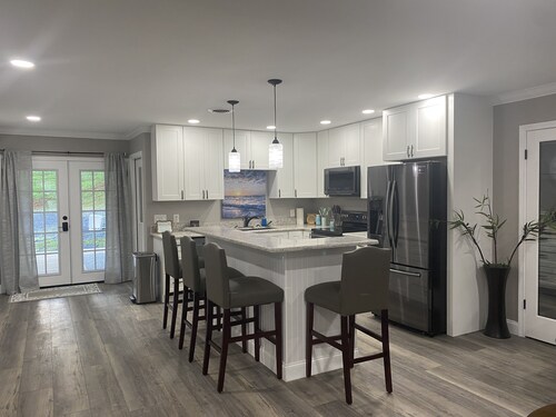 Adorable 1 bedroom conveniently located guesthouse with on-site parking