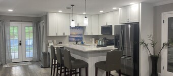 Adorable 1 bedroom conveniently located guesthouse with on-site parking