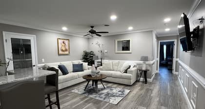 Adorable 1 bedroom conveniently located guesthouse with on-site parking