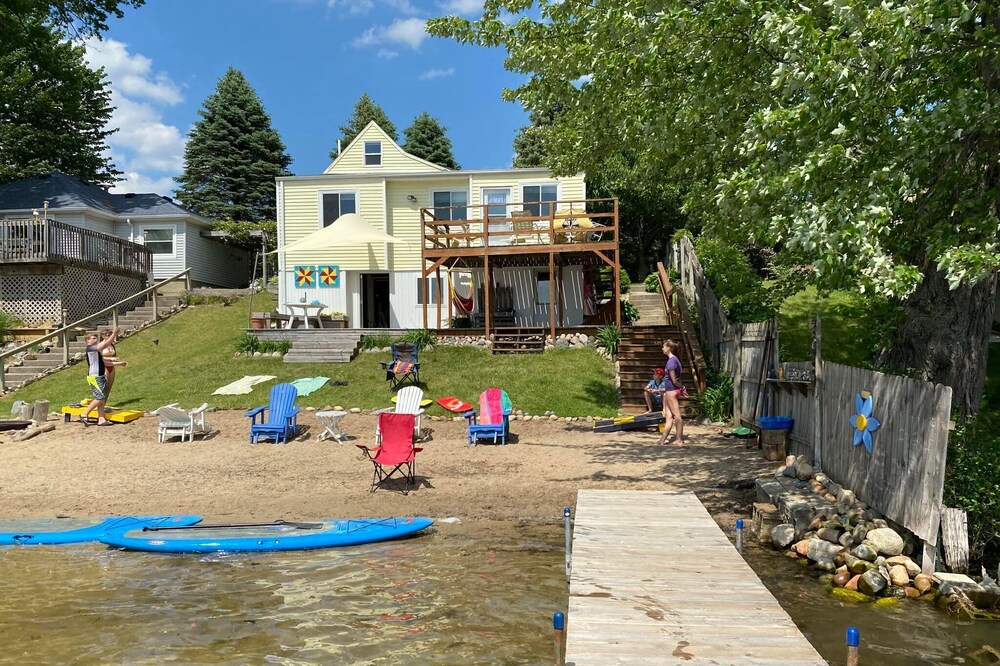 Cute cottage on all sports lake