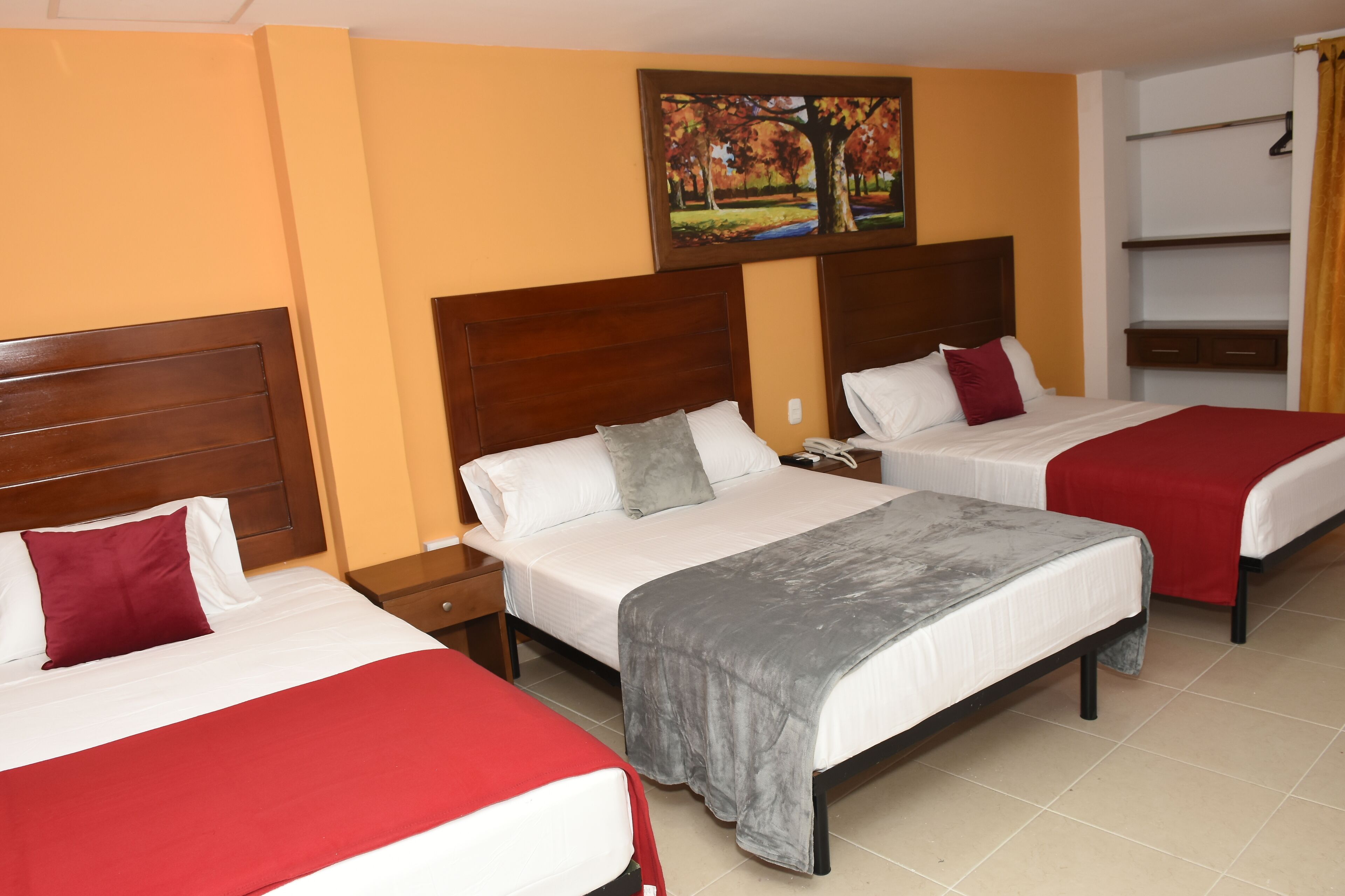 premium triple room | desk, free wifi, bed sheets