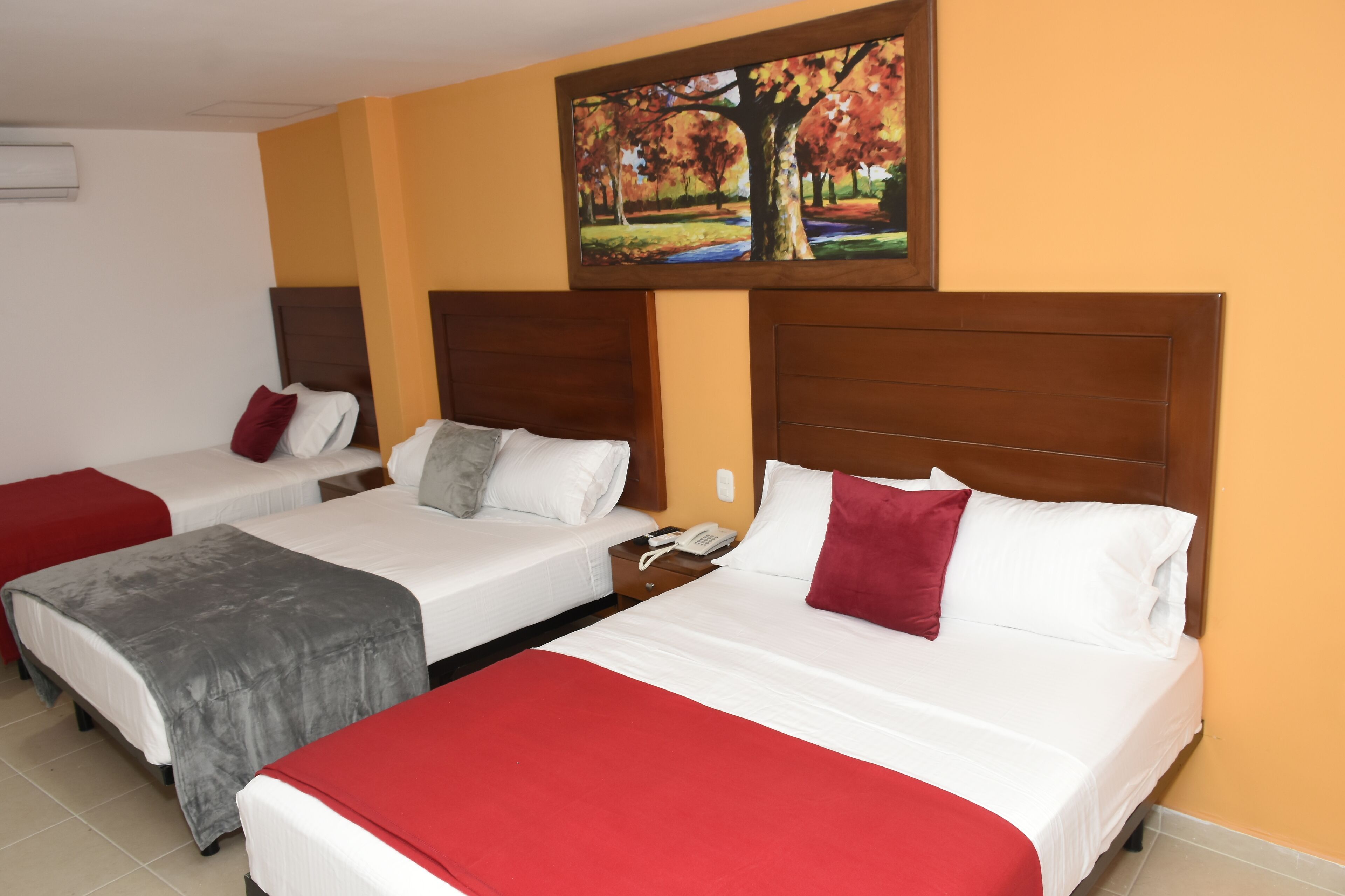 premium triple room | desk, free wifi, bed sheets