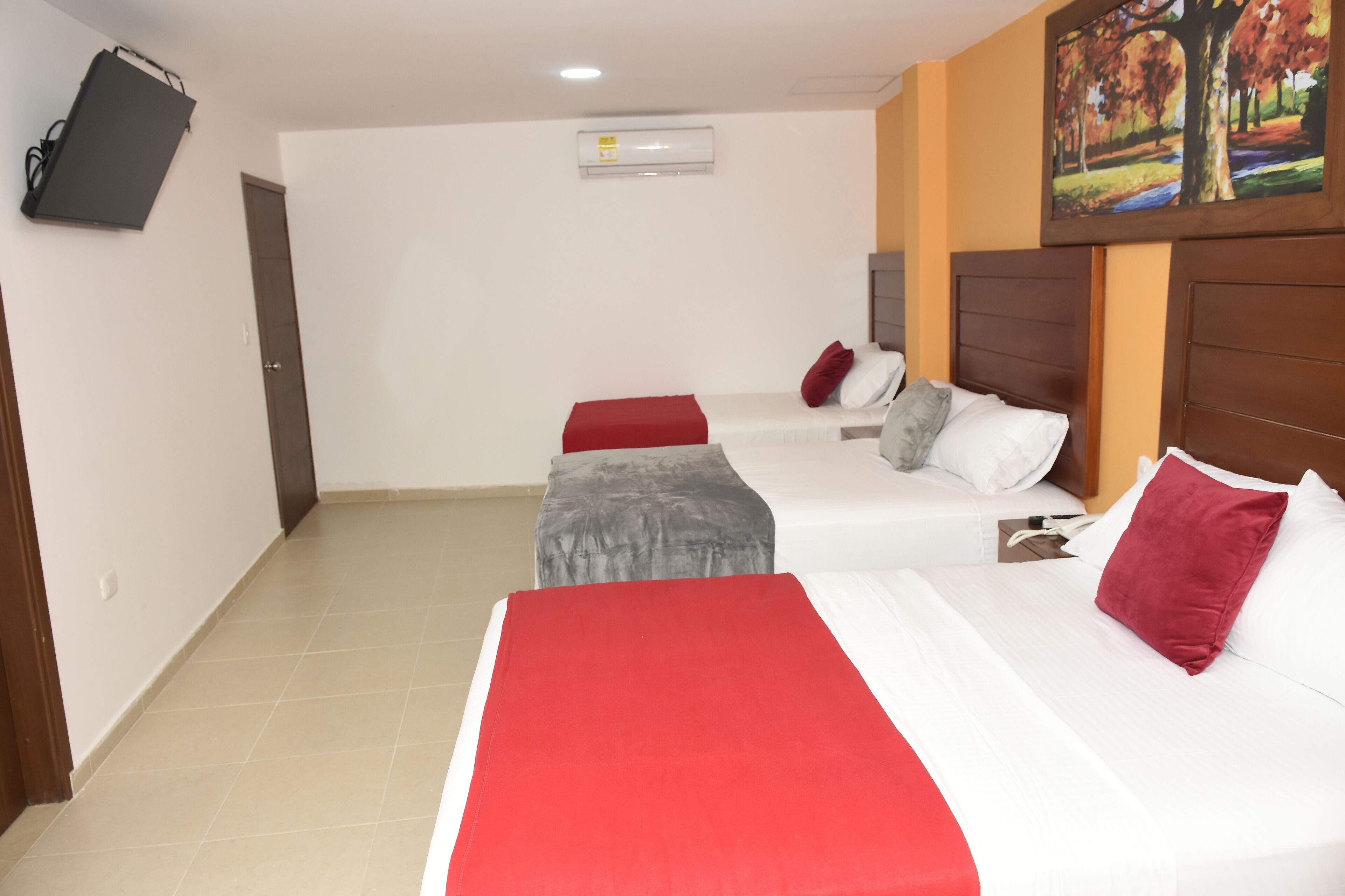 premium triple room | desk, free wifi, bed sheets