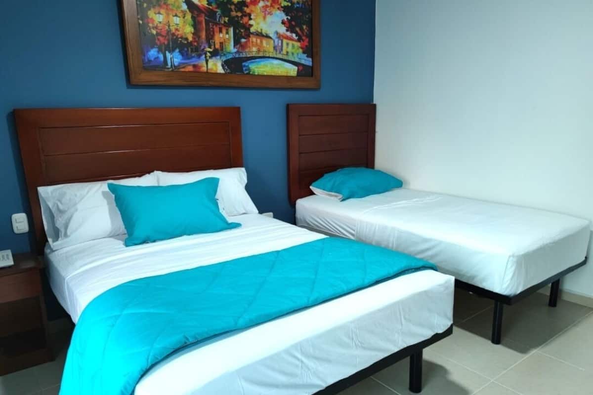 Standard Double Room, Berbilang Katil | Meja, Wi-fi percuma, cadar katil