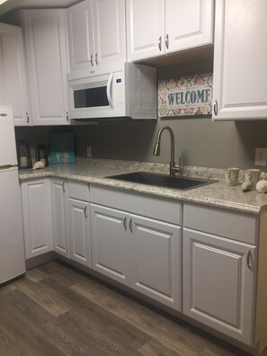 公寓, 私人浴室 (Sammy's Place) | 私人廚房 | 廚房用具/餐具/器皿