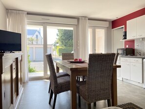 Dining - In ERQUY, quiet building "CAP ARMOR" 200m from the beach. (ERQUY)