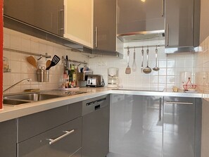 Refrigerador, microondas, lavavajillas y tostadora 