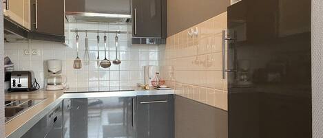 Réfrigérateur, micro-ondes, lave-vaisselle, grille-pain