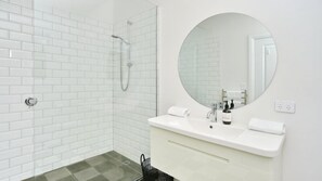 Dusche, Haartrockner, Handtücher, Shampoo