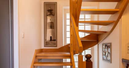 503 - Beautiful family home facing the beach