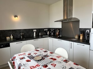 Frigorifero, microonde, forno, lavastoviglie