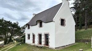 A white house with a steeply pitched roof and stone-framed windows. - Sea-view house in Erquy | 8 guests | Ref 70 (ERQUY)