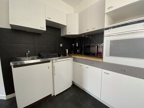 Kühlschrank, Mikrowelle, Ofen, Kochgeschirr/Geschirr/Besteck