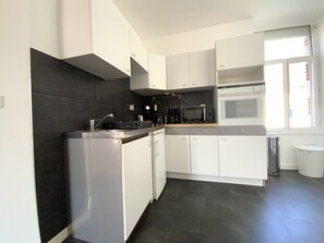 Fridge, microwave, oven, cookware/dishes/utensils - 653 - Beautiful apartment near the center and the beach (Erquy)