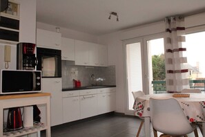 Fridge, microwave, oven, toaster - 525 - In Erquy, close to the beach and the center (Erquy)