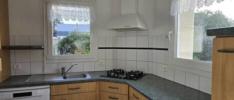 Réfrigérateur, micro-ondes, four, lave-vaisselle