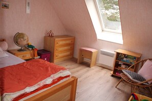 A child's bedroom with a bed, a desk, a chair, a globe, and a window. - Duplex close to the beach in Erquy | 4 guests | Ref 655 (ERQUY)