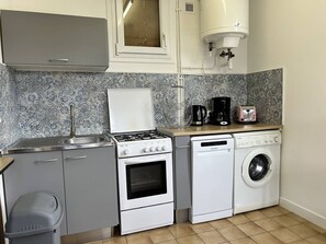 Een koelkast, een microgolfoven, een oven, een vaatwasser