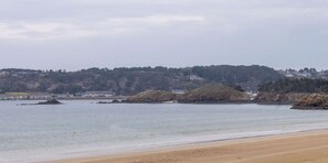 بالقرب من الشاطئ