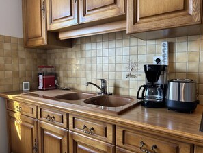 Kjøleskap, mikrobølgeovn, ovn og oppvaskmaskin