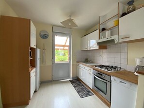 Fridge, cookware/dishes/utensils