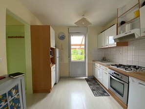 Fridge, cookware/dishes/utensils