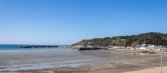 514 - In Erquy, on the edge of the central beach